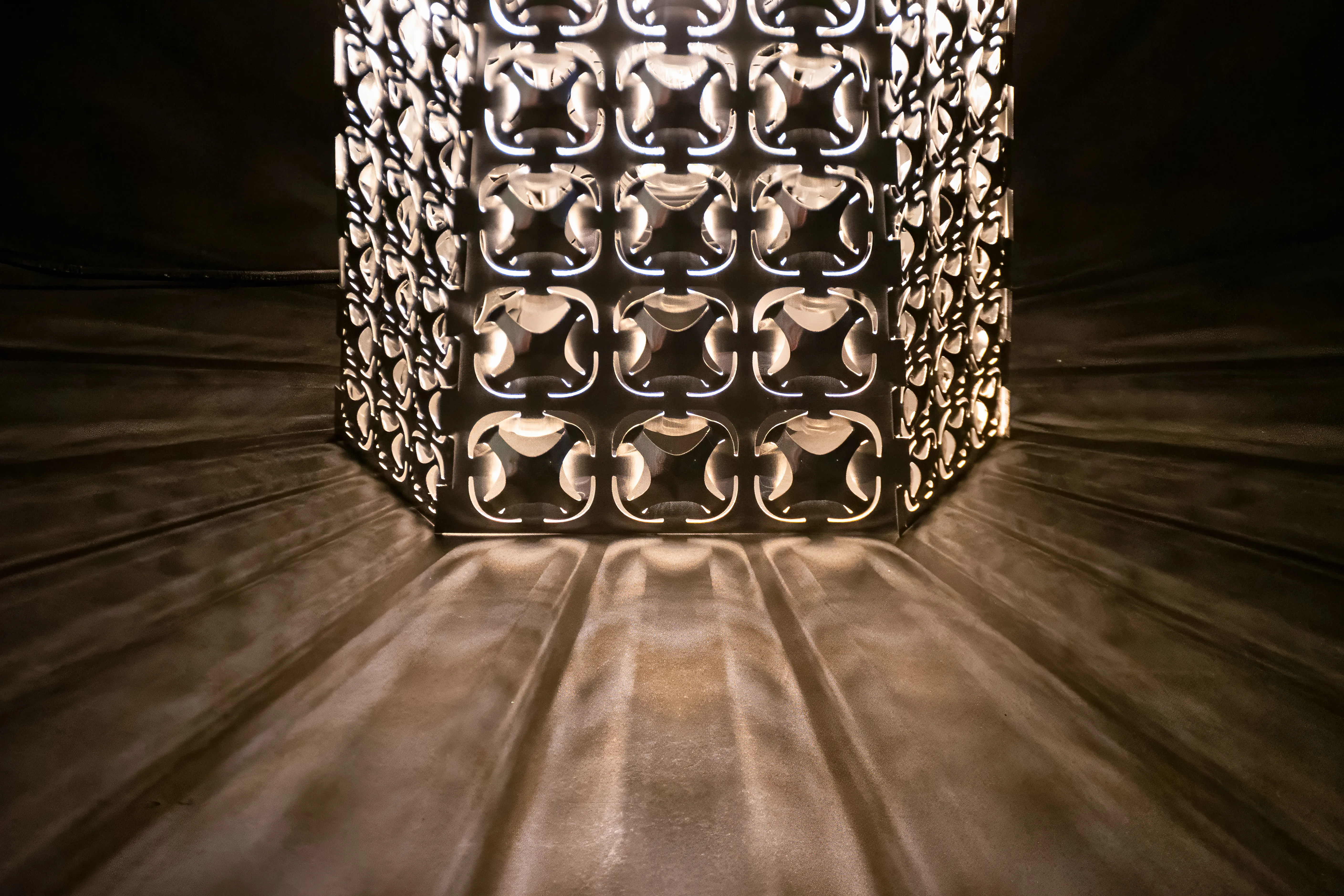Close-up of the luminaire base and shadows.