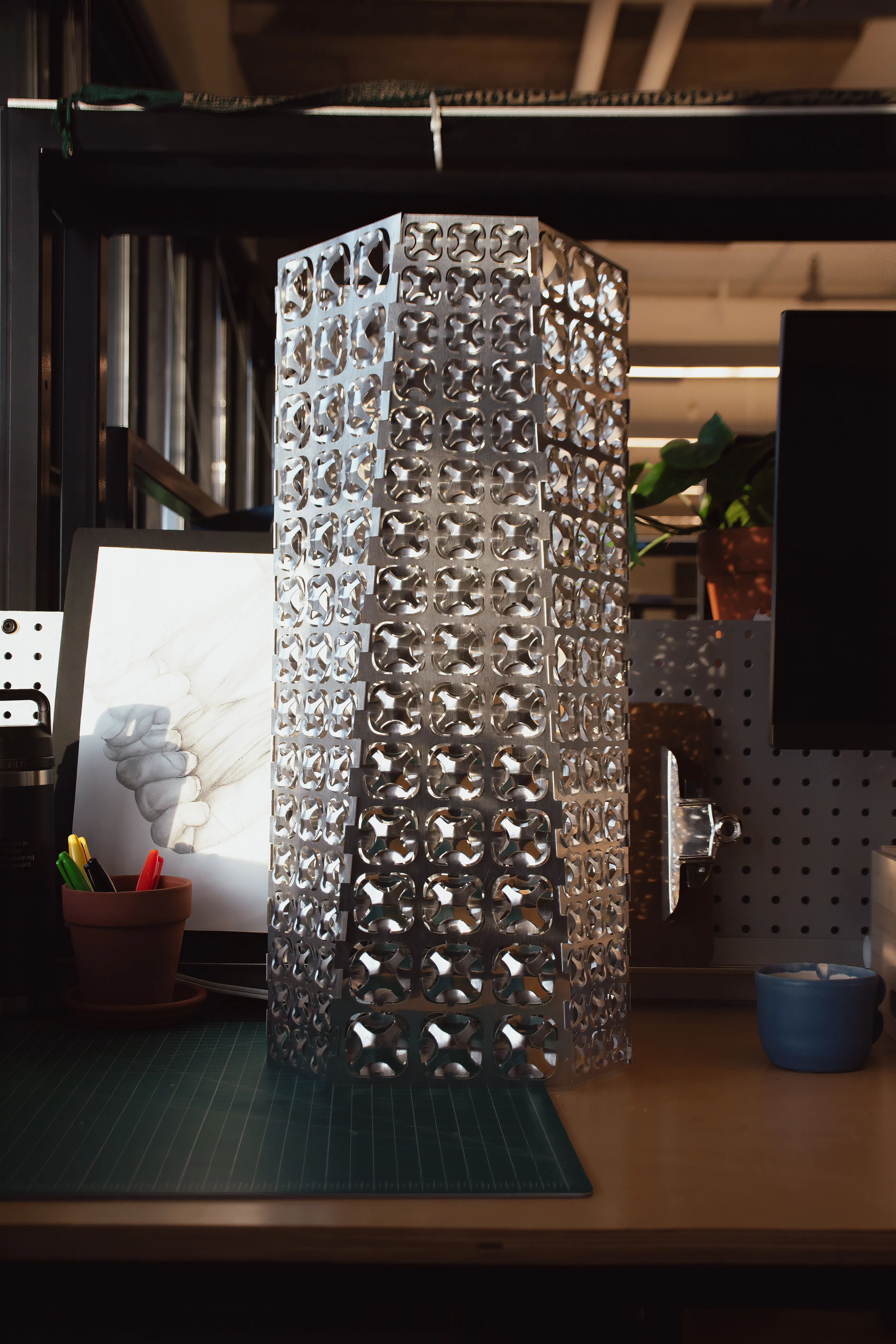 The luminaire in daylight in a work environment.